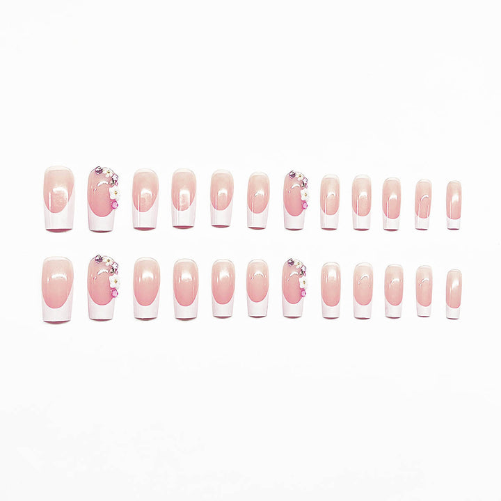 Kunstnagelset mit eleganten Blumendekoren und transparentem Finish Karnz