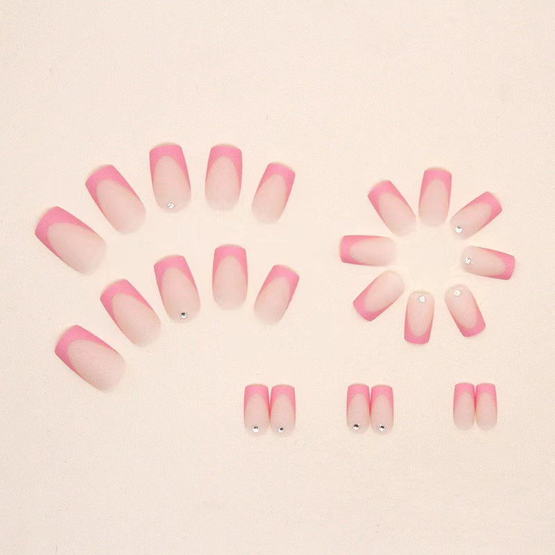Kunstnagelset mit elegantem französischem Design und Glitzer-Akzenten Karnz