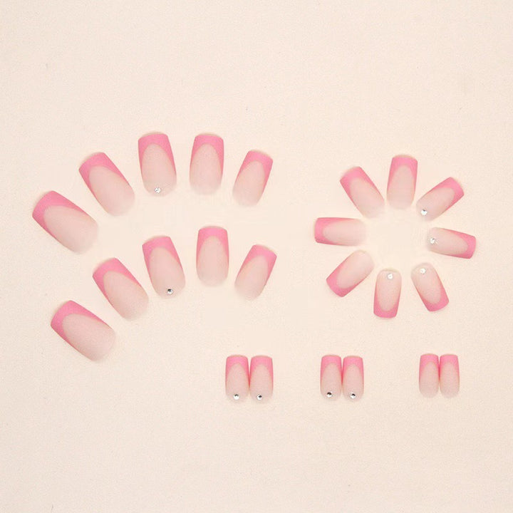 Kunstnagelset mit elegantem französischem Design und Glitzer-Akzenten Karnz