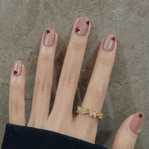 Nail Art mit Herzdesign