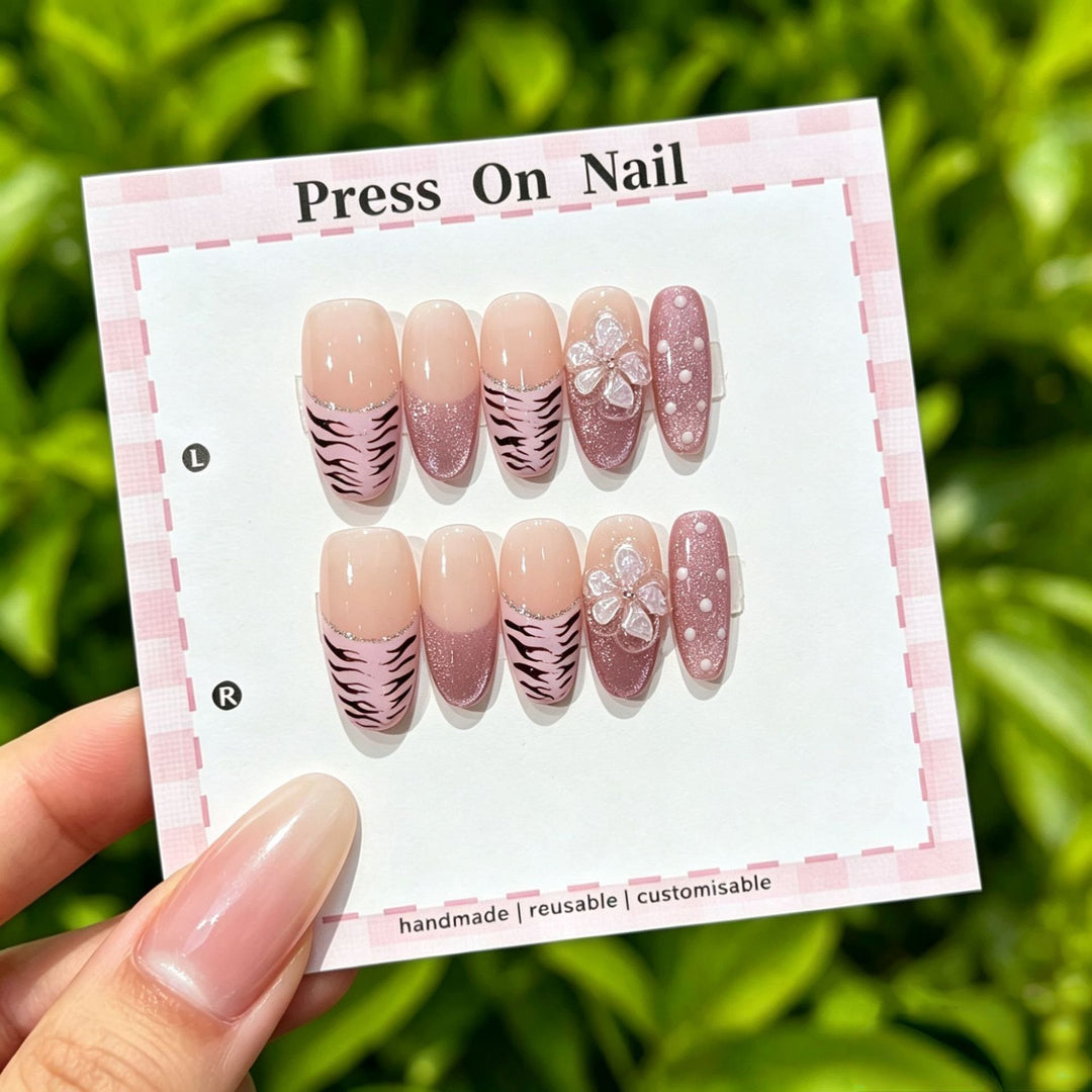 Künstlerisches Press-On-Nagel-Set mit floralen und grafischen Designs