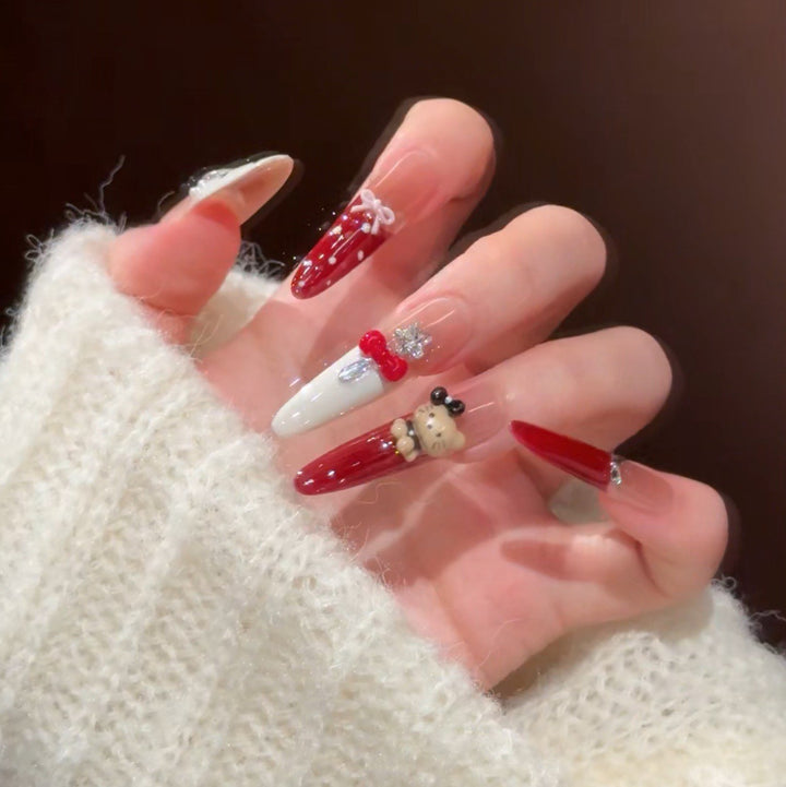 Künstlerisches Press-On-Nagelset mit Feiertagsdesigns Karnz