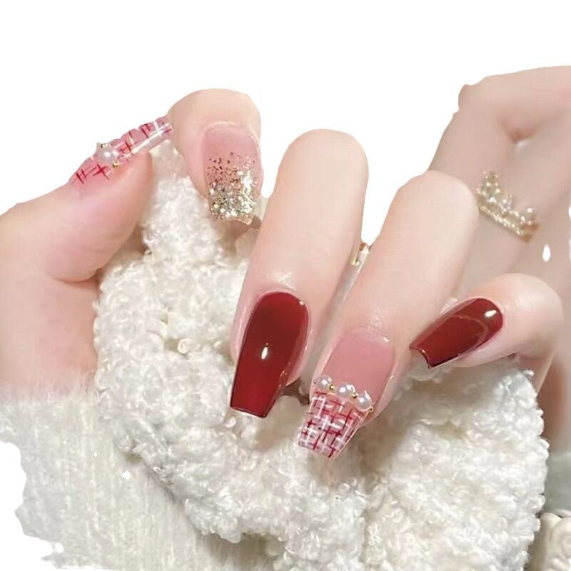 Modische Kunstfingernägel mit Glitzerdetails Karnz