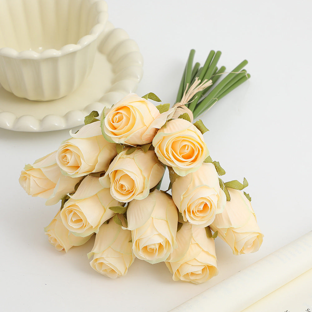 Künstlicher Rosenstrauß mit feinen Details Karnz