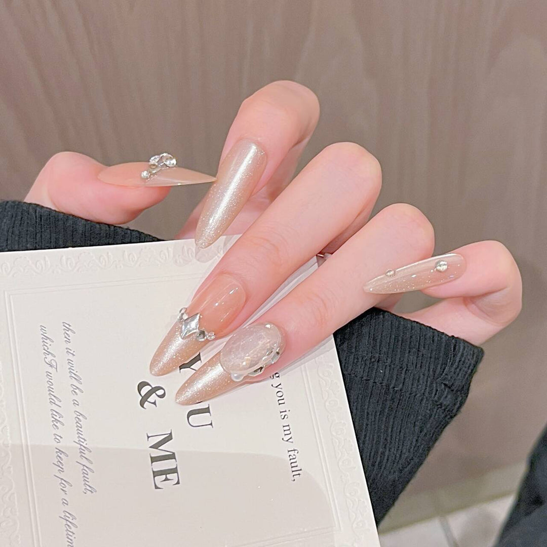 Künstlerisches Nageldesign mit dekorativen Elementen Karnz