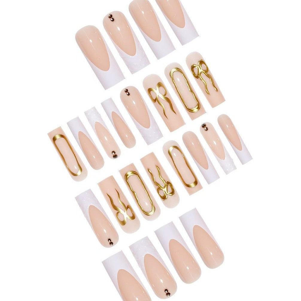 Künstlerisches 3D Press-On Nagelset mit dekorativen goldenen Akzenten Karnz