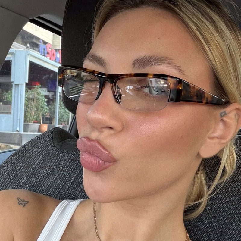 Damen Sonnenbrille im urbanen Stil mit breitem Rahmen und schützendem UV-Filter Karnz