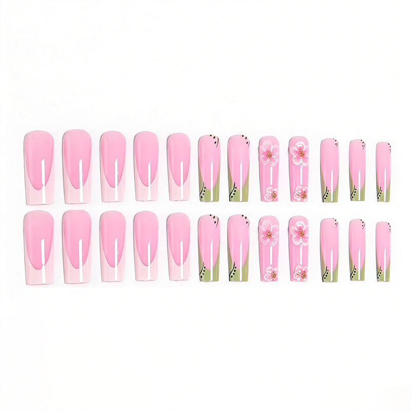 Kunstvolle Nagelspitzen mit floralen Verzierungen Karnz