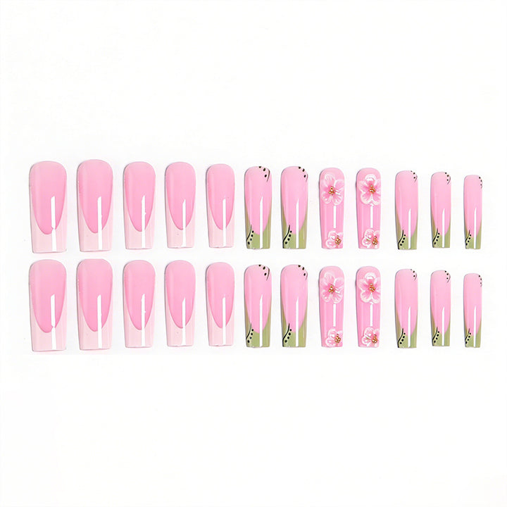 Kunstvolle Nagelspitzen mit floralen Verzierungen Karnz