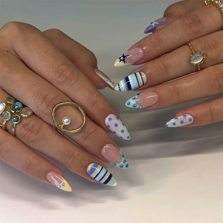 Kunstvolle Stiletto-Nägel mit maritime Designs Karnz