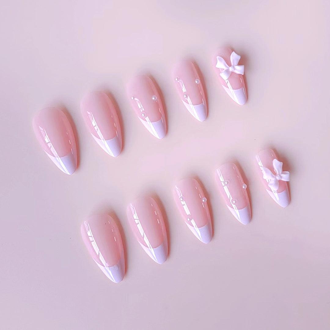 Kunstnagelset mit schimmernden 3D-Schleifen und eleganten Perlenakzenten Karnz