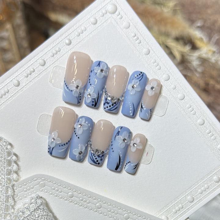 Dekoratives Press-On Nagelkunst-Set mit floralen und edelsteinartigen Details Karnz