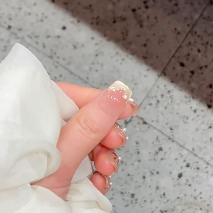 Kunstnägel mit Eleganten Perlen- und Blütenakzenten Karnz