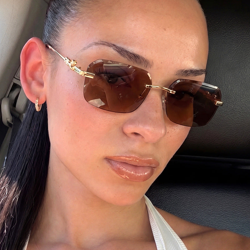 Damen modische quadratische Sonnenbrille mit elegantem Goldrahmen und schützendem UV-Filter Karnz