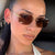 Damen modische quadratische Sonnenbrille mit elegantem Goldrahmen und schützendem UV-Filter Karnz