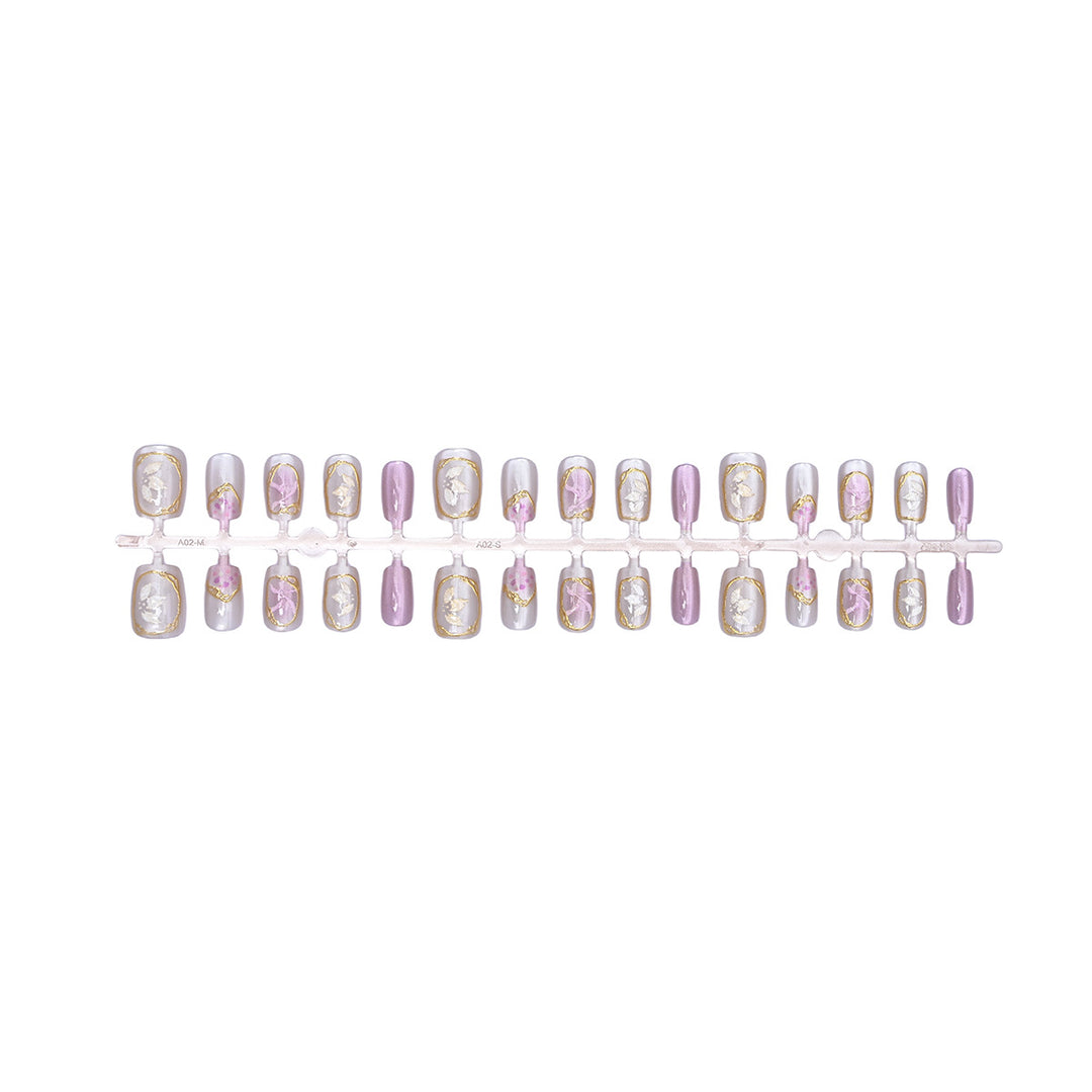 Dekoratives Press-On-Nagelset mit floralen Akzenten Karnz