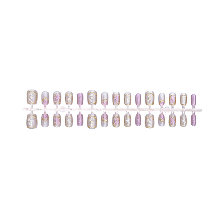 Dekoratives Press-On-Nagelset mit floralen Akzenten Karnz