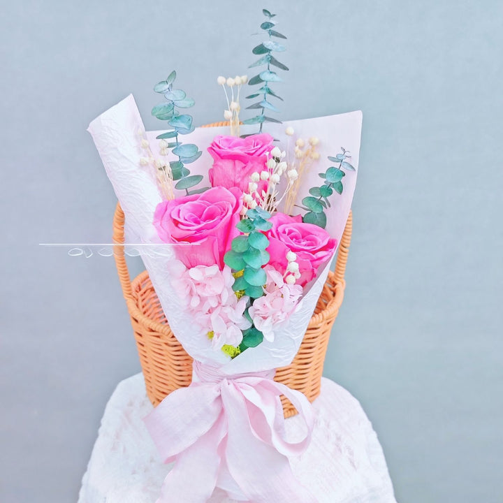 Künstlerischer getrockneter Blumenstrauß Arrangement