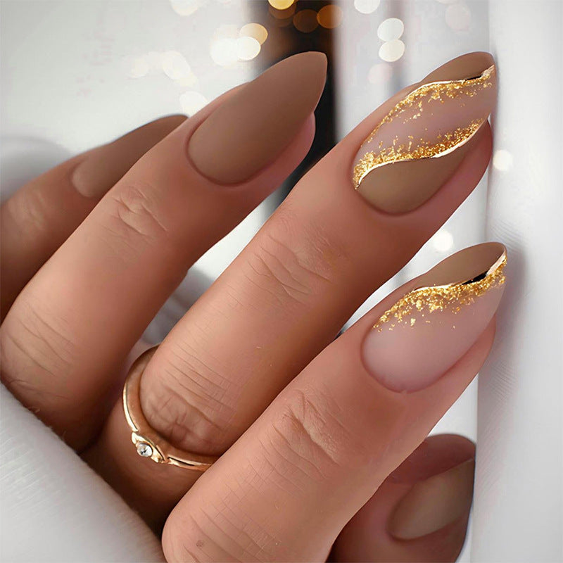 Elegantes Press-On Nagelset mit dekorativem goldenen Streifenmuster Karnz