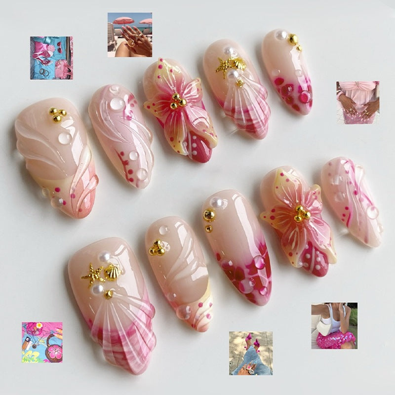 Kreatives Kunstnagelset mit romantischen Blütenmuster und funkelnden Akzenten Karnz
