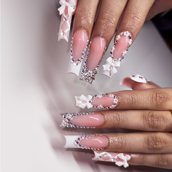 Elegante Kunstnägel mit Strass und floralem Design Karnz
