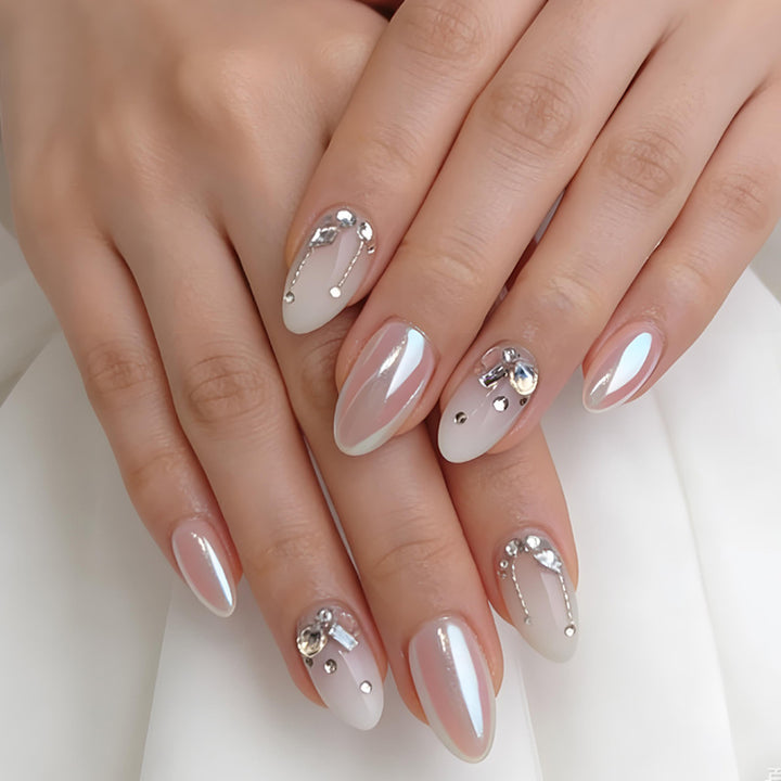 Kunstnagelset mit eleganten Glitzerverzierungen und feinem Finish Karnz