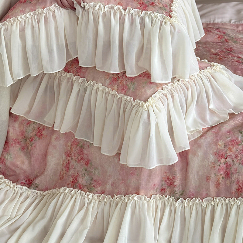 Romantische Satin-Bettwäschegarnitur mit floralem Aquarellprint und üppigem Chiffon-Volant