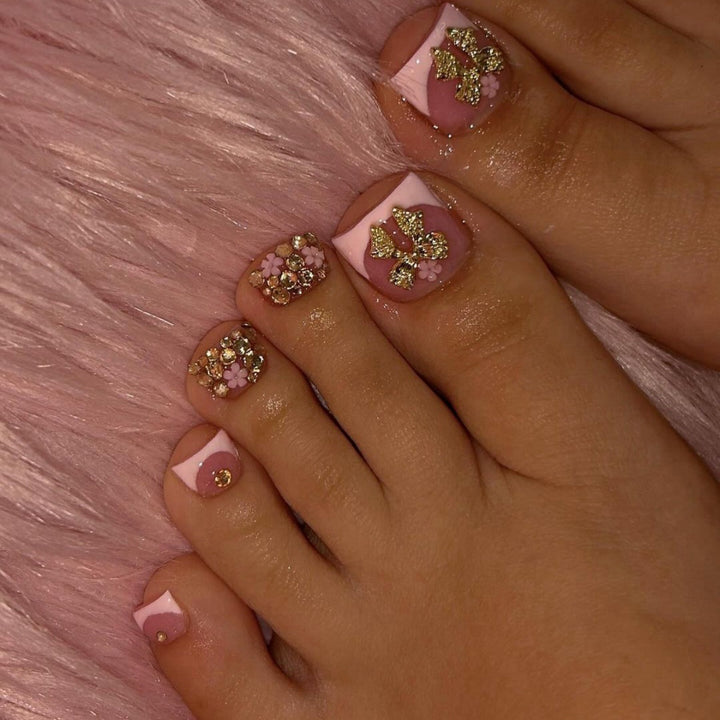 Elegante florale Nagelkunst Karnz