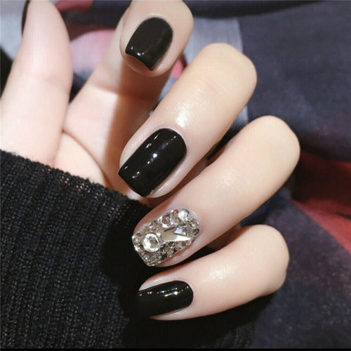 Elegante Press-On Nagelkunst mit Edelsteinakzenten