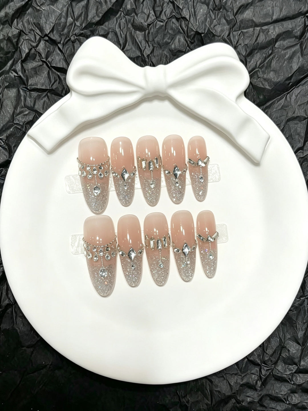 Glänzendes Press-On-Nagelkunstset mit eleganten Edelsteinakzenten