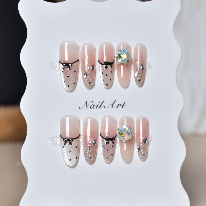 Dekoratives, mit Kristallen verziertes Press-On Nail Set Karnz