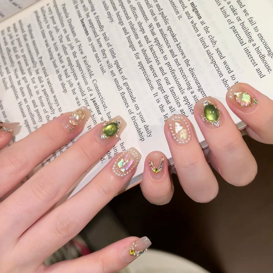 Kunstnägel mit Strass- und Perlenakzenten Karnz