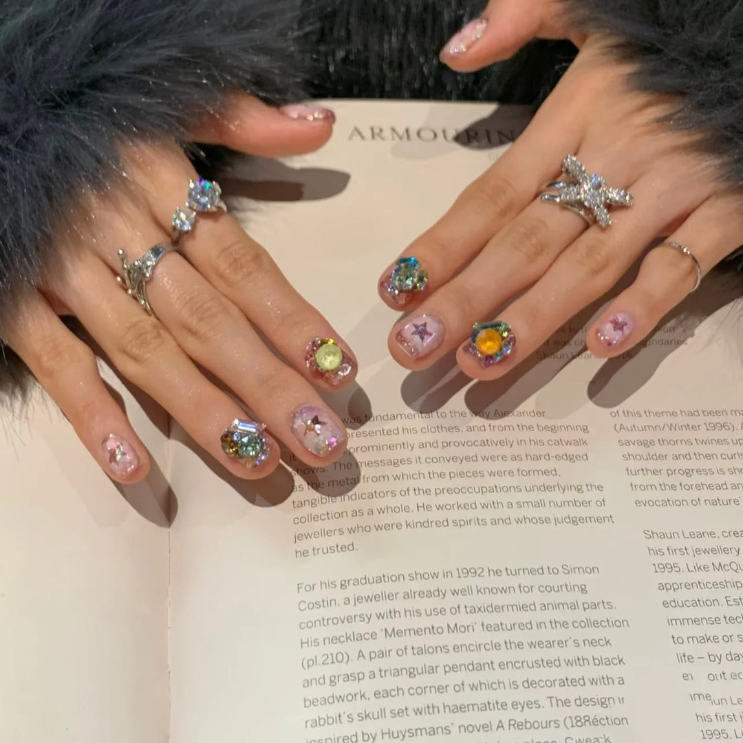 Elegantes Press-On Nagelset mit funkensprühendem Design Karnz