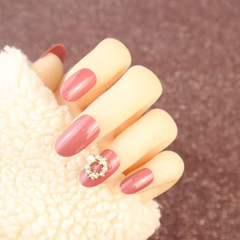 Glamouröses dekoratives Press-On-Nagelset mit Strassakzenten