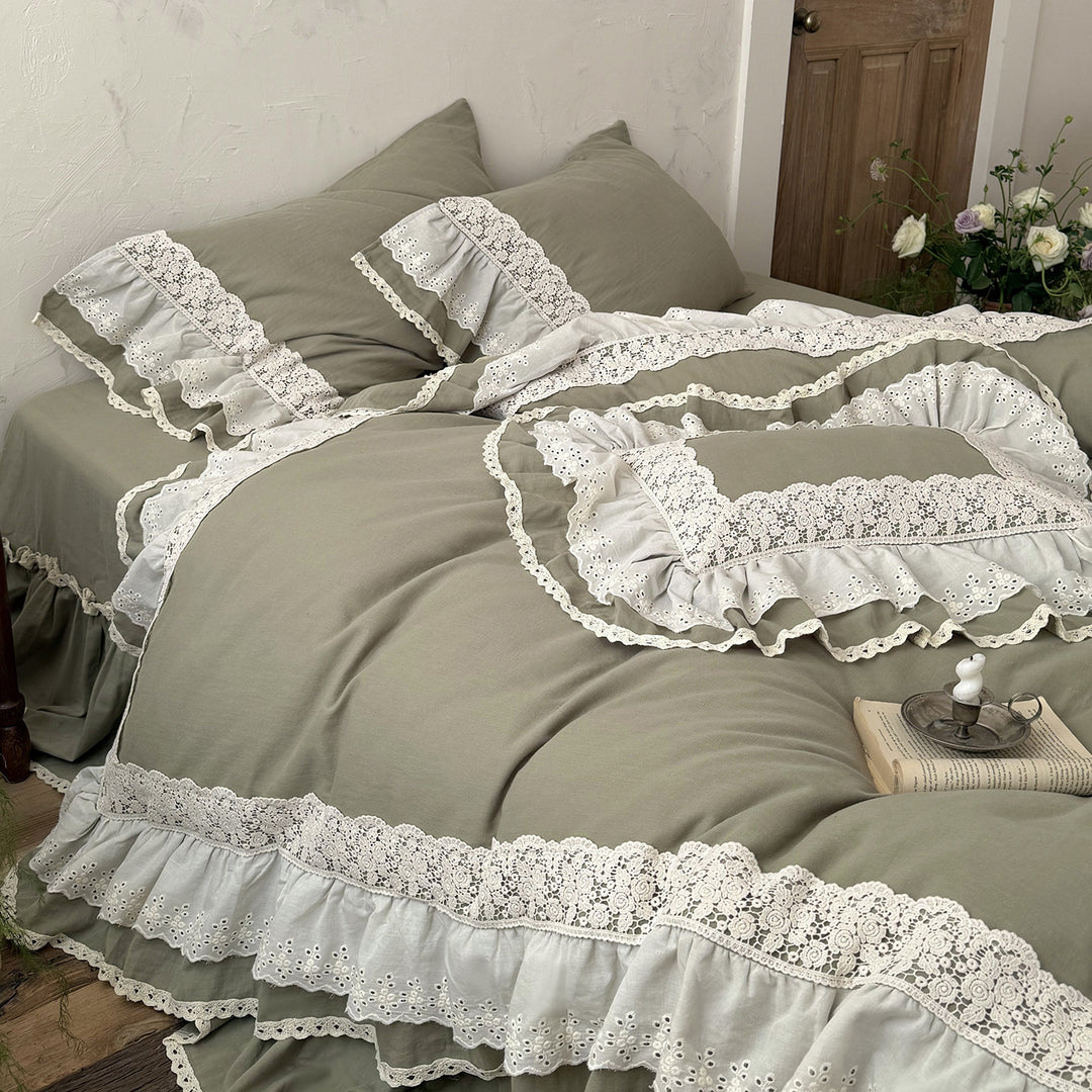 Romantische Bettwäsche-Garnitur im Landhausstil mit Volant und Spitzenbesatz