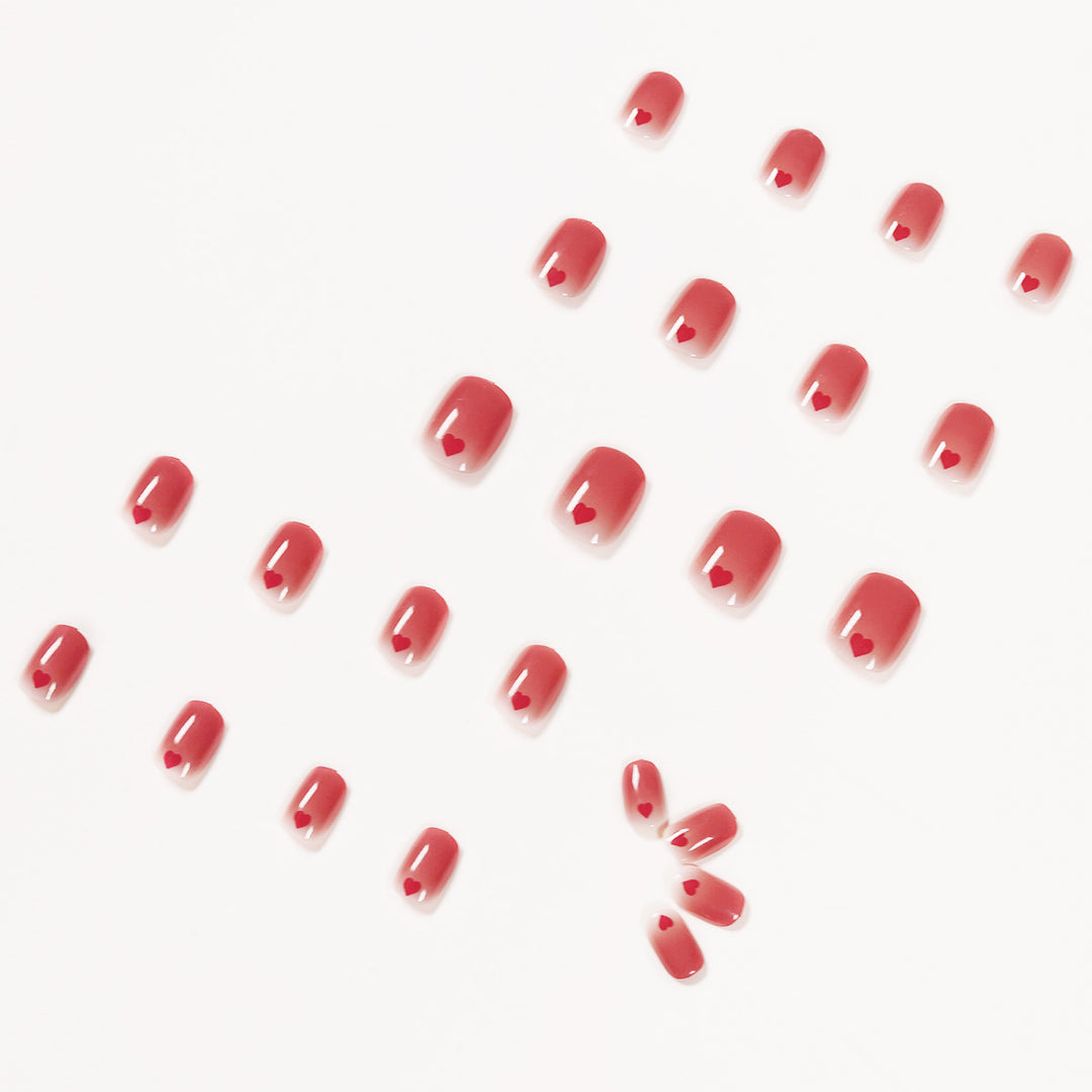 Kunstvolle Nageldesigns mit romantischen Herzmotiven Karnz
