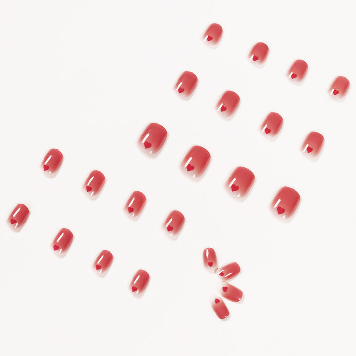 Kunstvolle Nageldesigns mit romantischen Herzmotiven Karnz