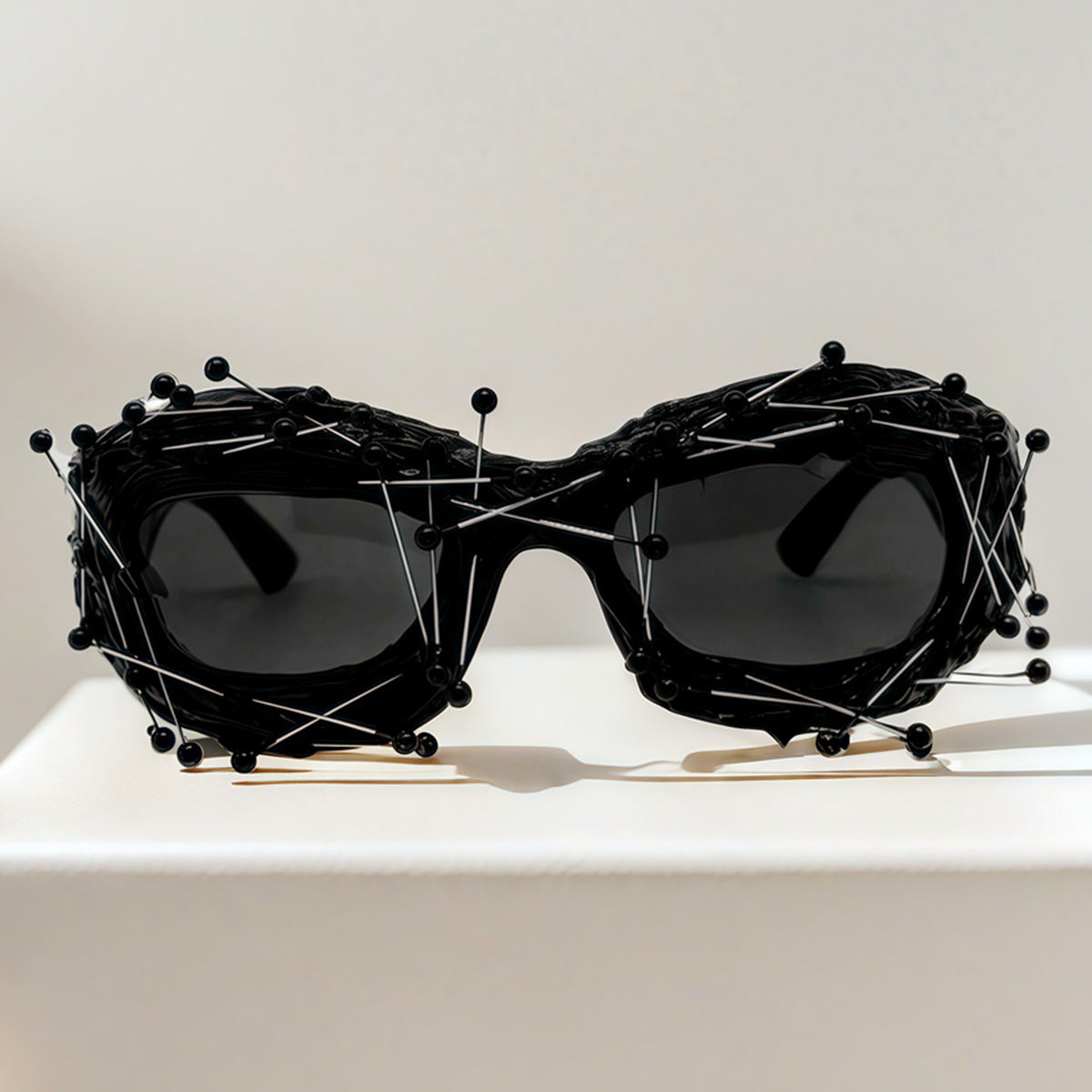 Damen Kreative Design-Sonnenbrille mit innovativem Akzent Karnz