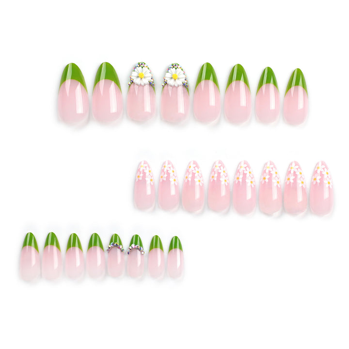 Kunstnägel mit floralen Akzenten und grünem French-Tip Karnz