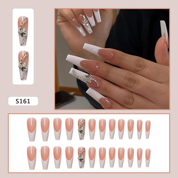 Kunstnagelset mit glamourösen Spitzenverzierungen und eleganten Akzenten Karnz