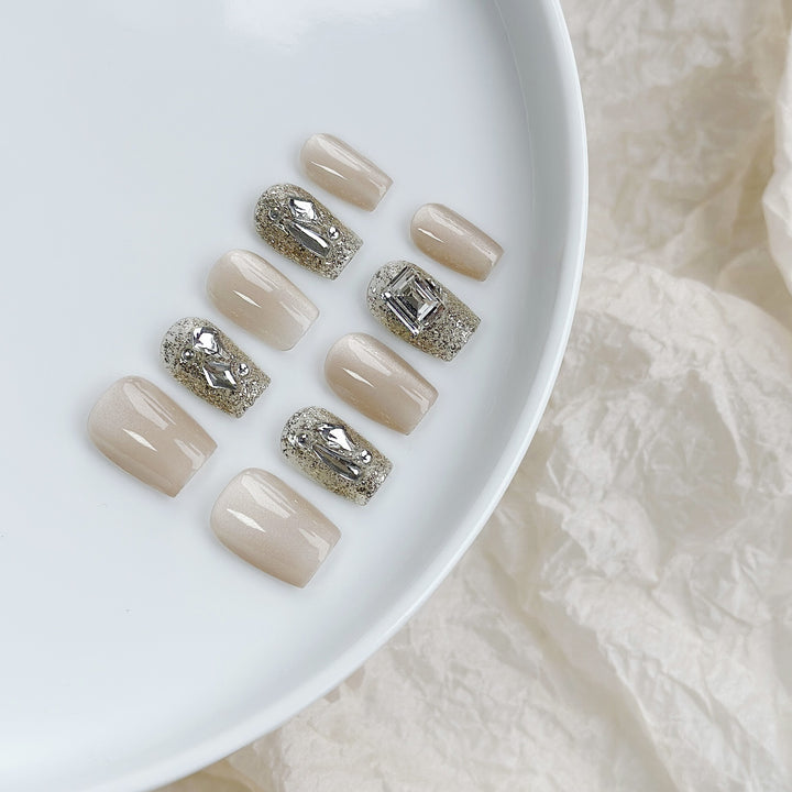 Glamouröse Press-On Nagelset mit glänzenden dekorativen Akzenten
