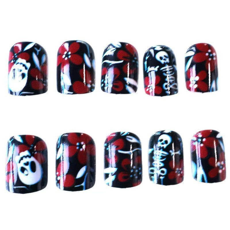 Kreative Kunstnägel mit Totenkopf-Motiv und floralen Elementen Karnz