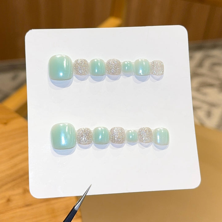 Kunstnagelset mit Glitzer- und Pastellakzent Karnz
