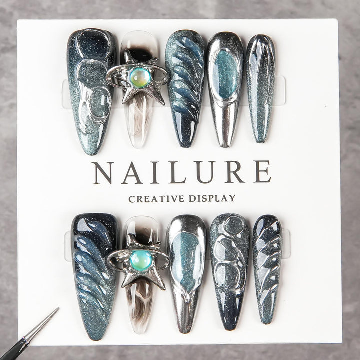 Künstlerisches Stiletto Press-On Nagelset mit einzigartigen Designs
