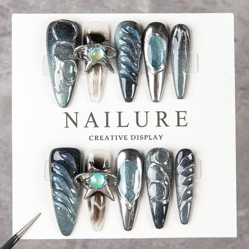 Künstlerisches Stiletto Press-On Nagelset mit einzigartigen Designs