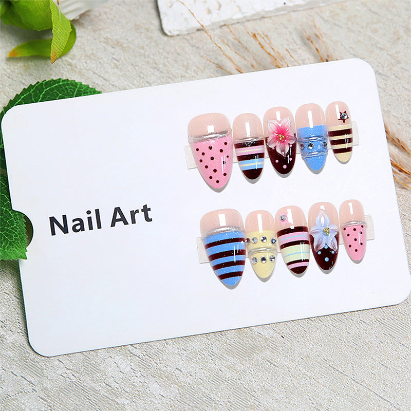Kunstnagelset mit floralen und geometrischen Designs Karnz