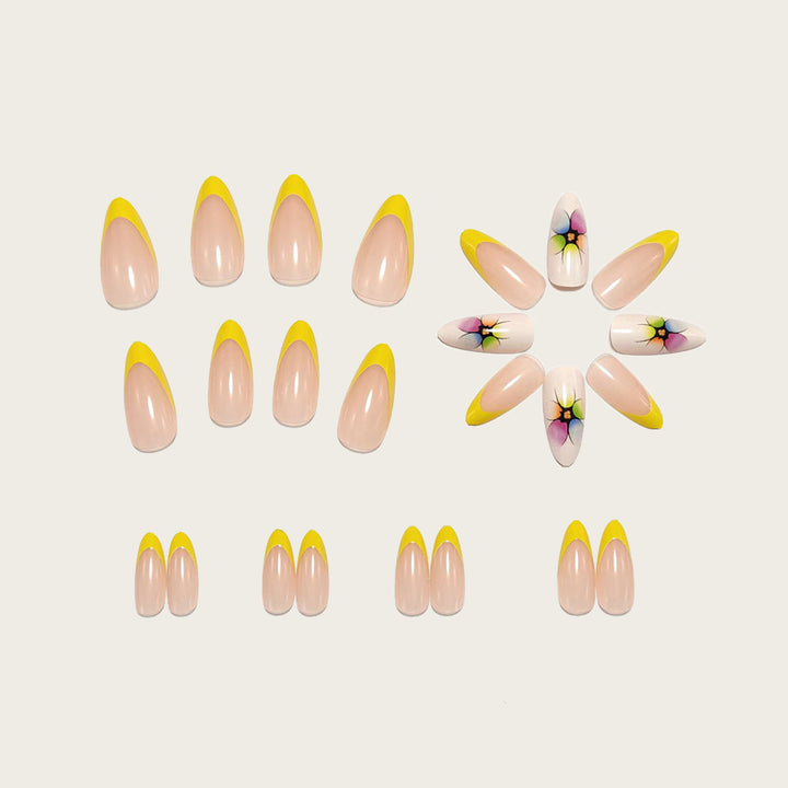 Stylische Kunstnägel mit Floralen Akzenten und Buntem French-Tipp Karnz