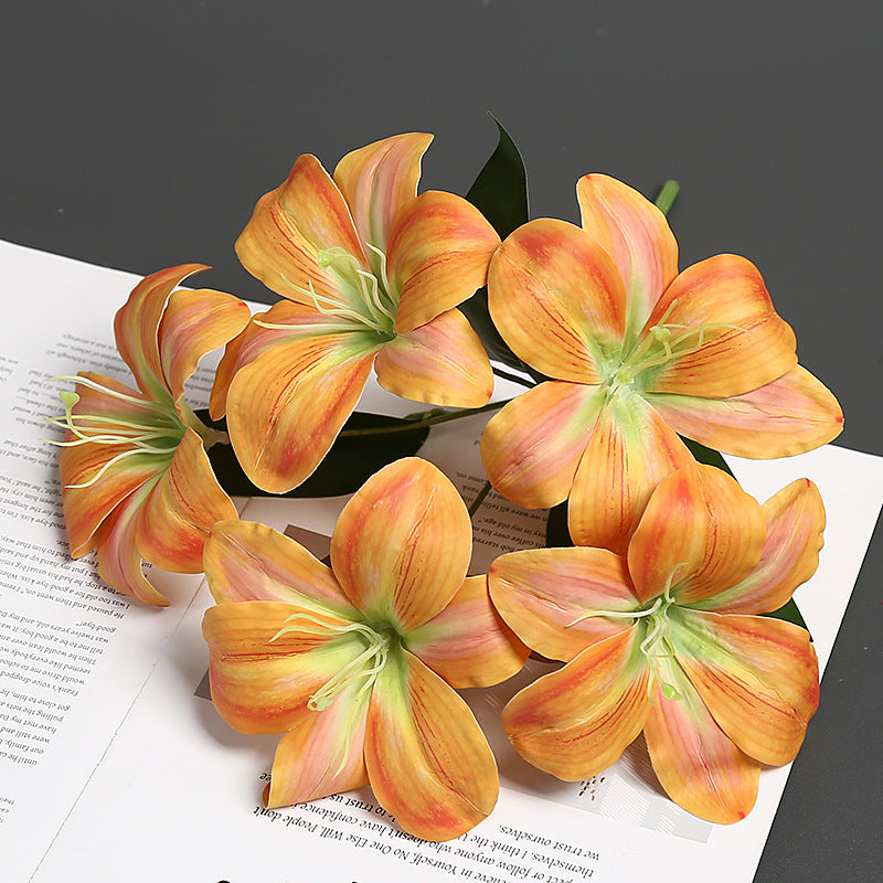 Dekoratives künstliches Blumenarrangement für Zuhause