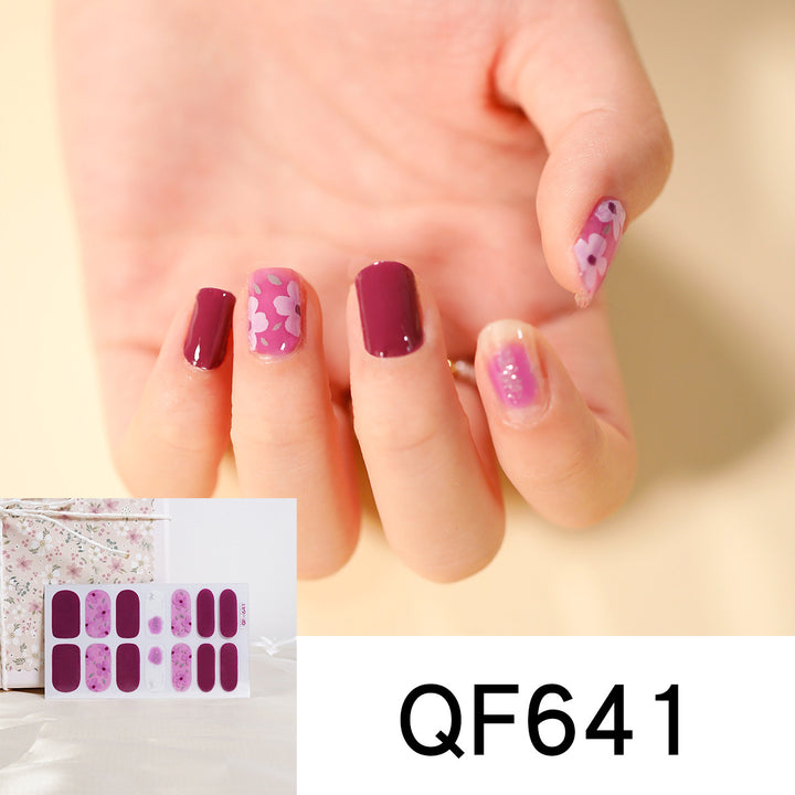 Künstliche Nagelgestaltung mit Herz-Motiv Karnz