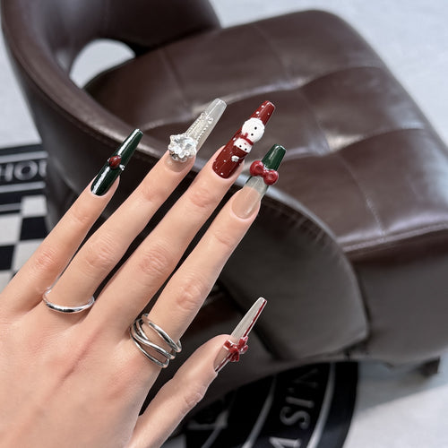 Festliches Nagelkunst-Set zum Aufkleben mit charmanten Feiertagsdesigns Karnz